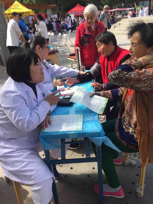 鲁益门诊部工作人员认真服务,耐心接受居民的健康咨询